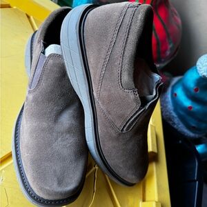 Man 10.5 Merrell shoes brown color